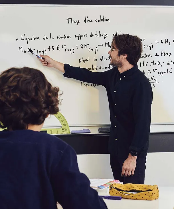Enseignant Institut Molière de chimie