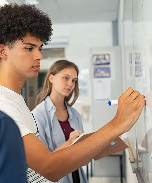 Etudiant revise concours commerce avec Institut Molière
