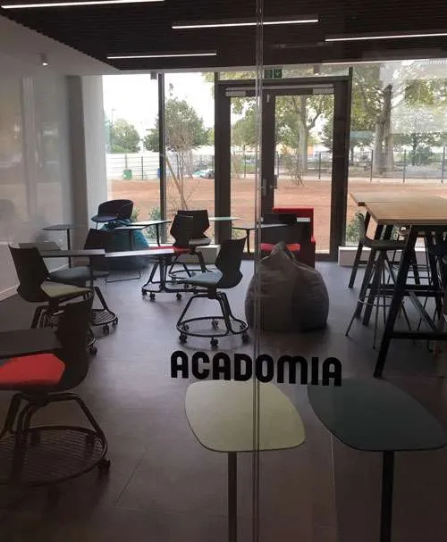 Intérieur d'une classe dans l'école TPAA