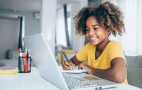 Jeune élève de Quatrième  apprend avec cours en ligne Institut Molière