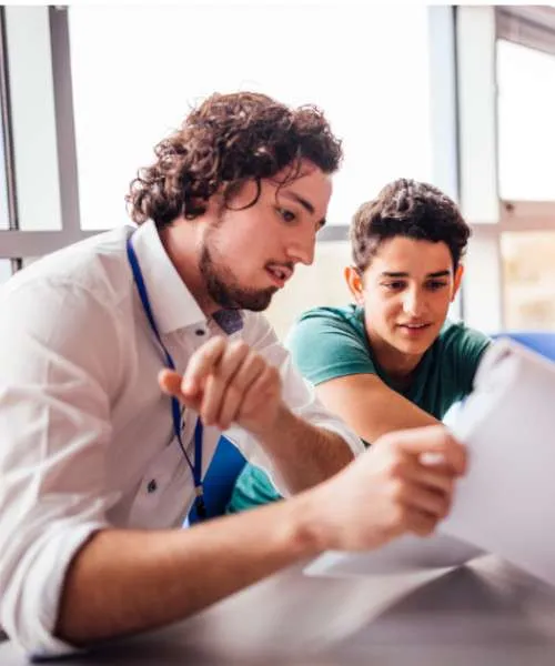 Un conseiller scolaire Institut Molière en RDV orientation avec un élève