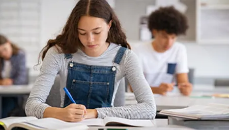 Lycéenne se prépare pour le bac de français avec Institut Molière