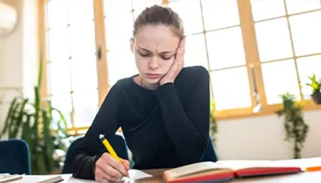 Étudiante fais ses devoirs