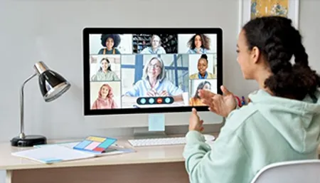 Élève suit un cours en ligne Institut Molière