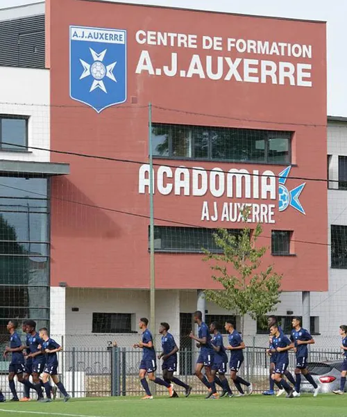 Centre de formation A.J. Auxerre partenaire d'Institut Molière, bâtiment du centre et jeunes footballeurs en entrainement devant