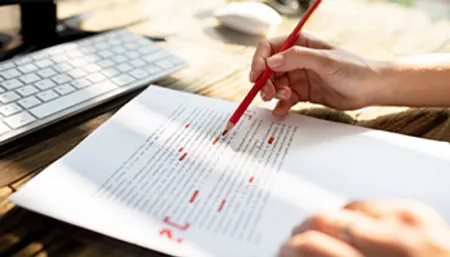 Professeur Institut Molière corrige copie d'un élève