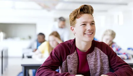 Etudiant suivant un cours collectif Institut Molière 