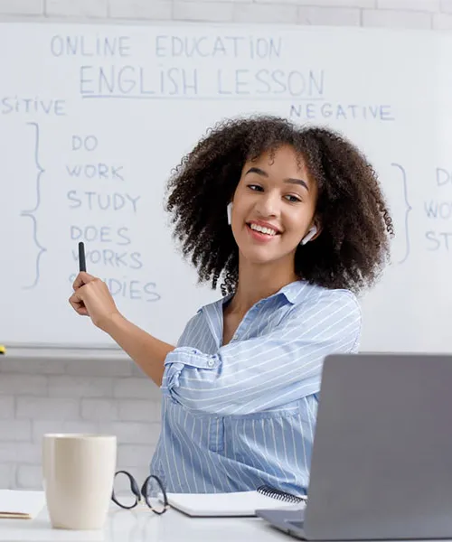 Professeur Institut Molière donnant un cours en ligne