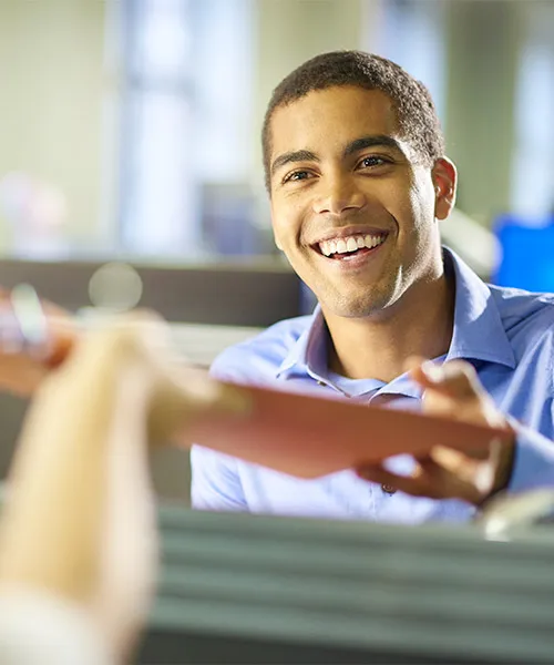 Adulte obtenant une certification en anglais avec Institut Molière