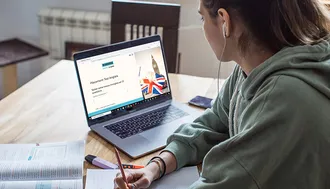 Étudiante qui fait son test de placement Institut Molière