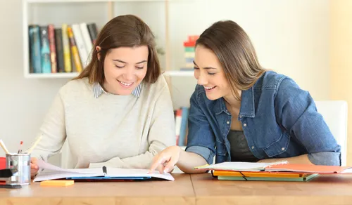Enseignante Institut Molière avec une élève en cours à domicile