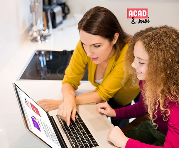 Mère et fille utilise programme Acad&Moi
