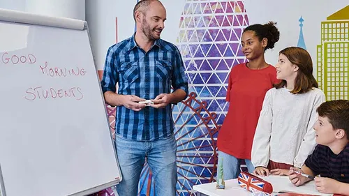 Professeur en cours d'anglais Institut Molière avec des élèves