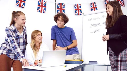Enseignant Institut Molière en cours collectif d'anglais pour des élèves du lycée