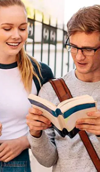 Etudiants allant à son stage de printemps Institut Molière 