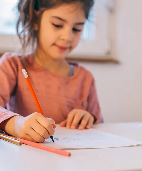 Elève de primaire en atelier d'écriture avec Institut Molière