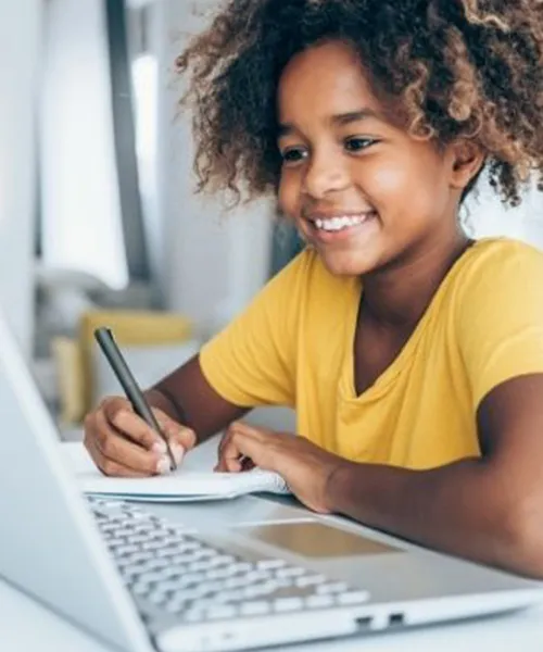 Elève de primaire devant un cours en ligne Institut Molière
