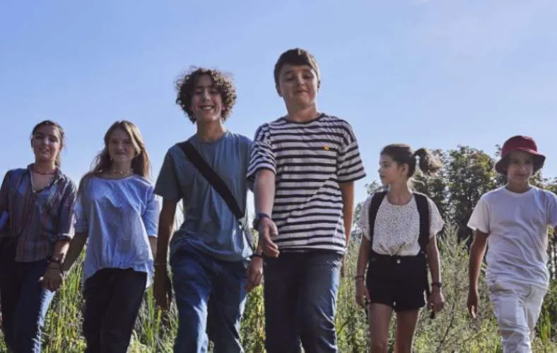 groupe eleves extérieur marche Institut Molière