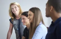 Groupe d'étudiants en supérieur avec professeur Institut Molière