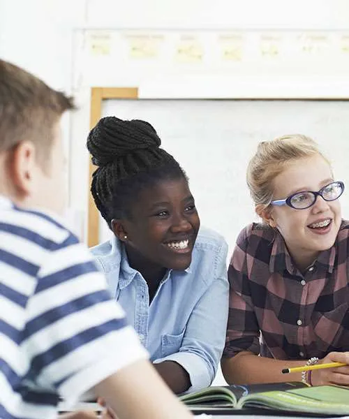 Elèves de collège en cours collectif Institut Molière souriant