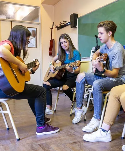 Stages en petit groupe de guitare avec Institut Molière