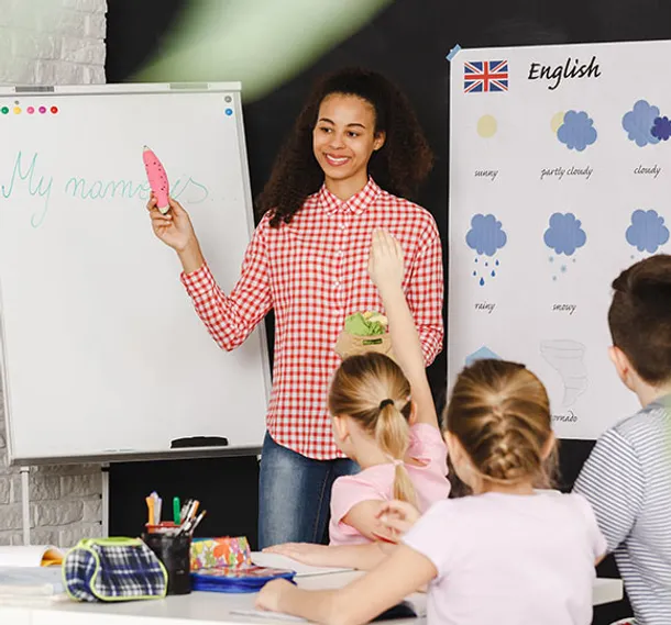 Cours collectif d'anglais pour les élèves de primaire avec une enseignante Institut Molière