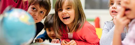 Cours Institut Molière de géographie à des élèves de primaire