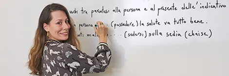 Professeure d'italien au tableau pour un cours Institut Molière